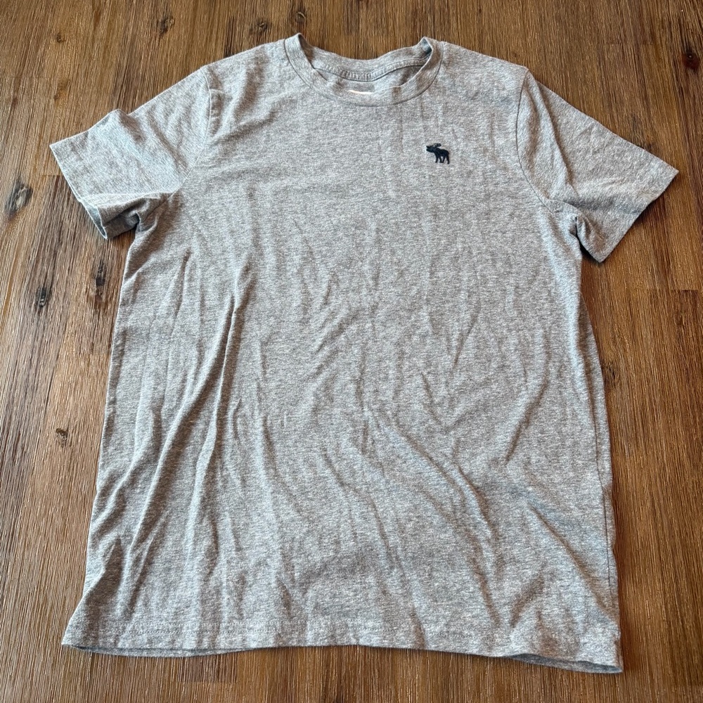 3/20$ Abercrombie Kids Grey Short Sleeve Tee size 15/16